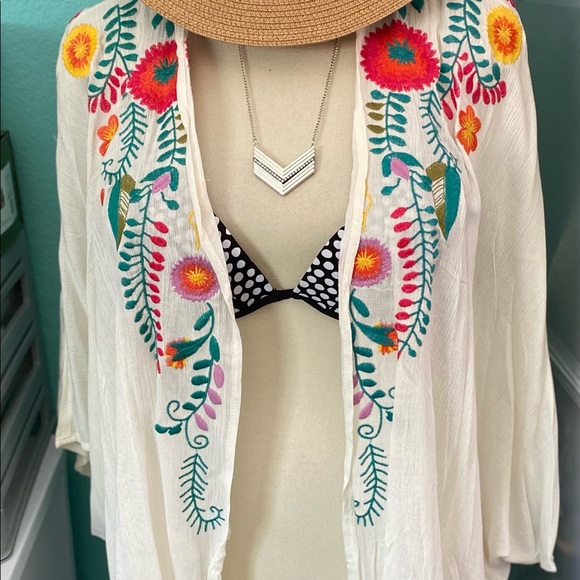 Beautiful floral print on a off white kimono available in S/M or M/L - Picture 1 of 2